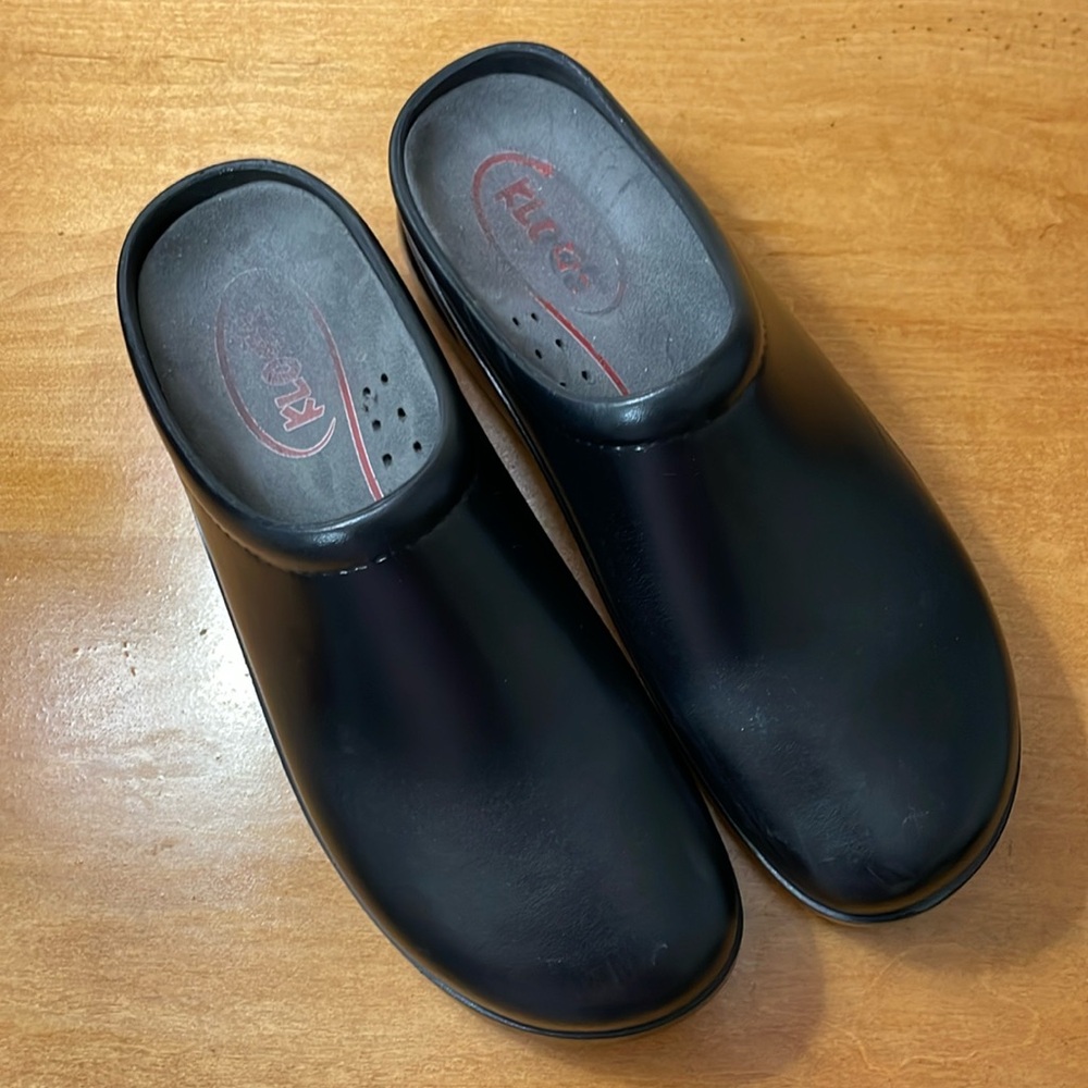 Klogs Men's Black Slip-On Clogs